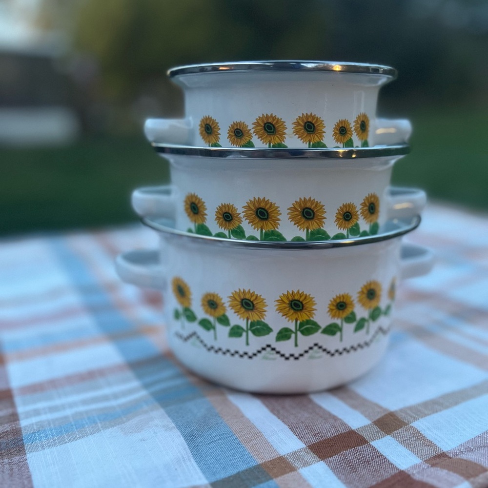 Sunflower Yellow Patterned Vintage White Crocks Serveware Set of 3 Good Conditio
